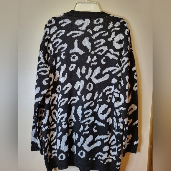 NWT CDM Oversized Sweater Small black and white animal print - Picture 10 of 12
